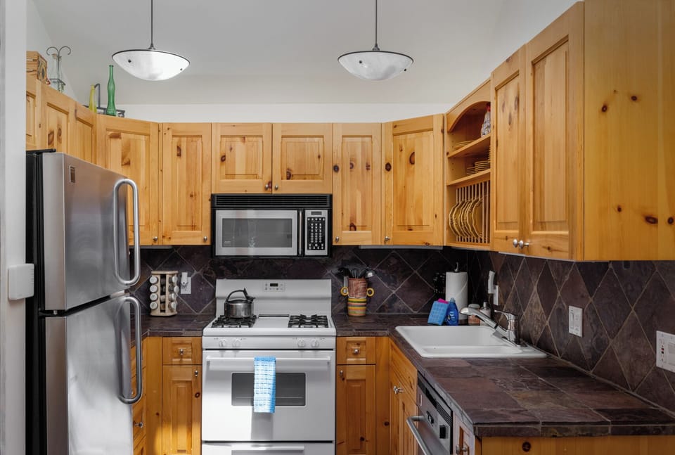 Kitchen - Cozy and well-appointed kitchen