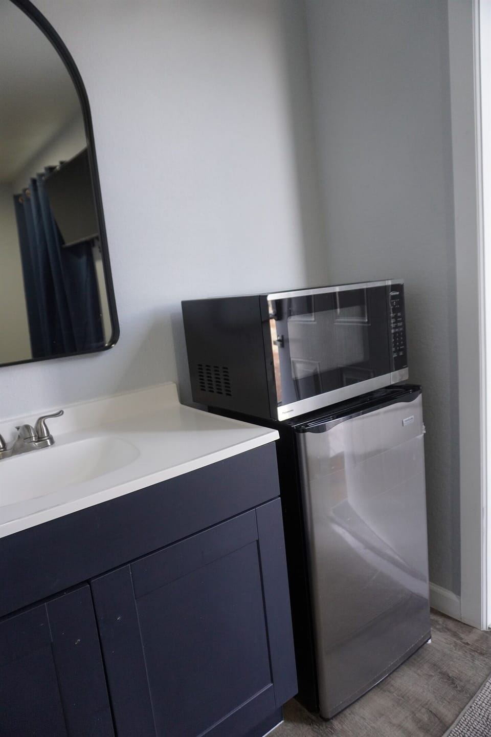 Microwave, Mini fridge, Vanity