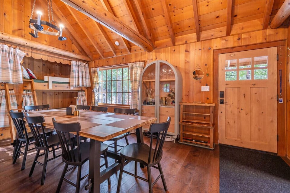 Open concept living / dining area with vaulted ceilings, gas fireplace, comfy furnishings & large flat screen Smart TV.