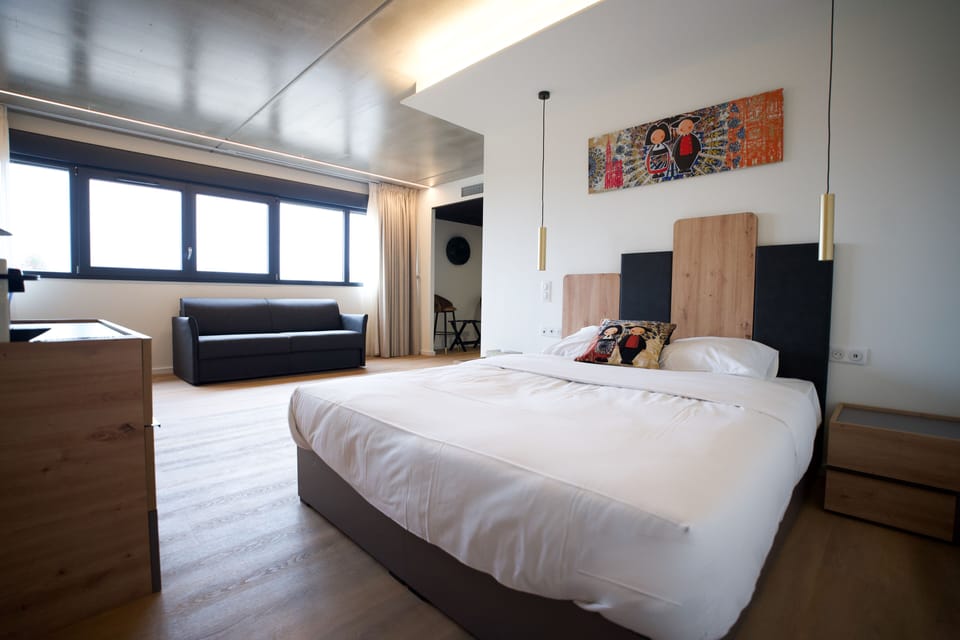 Family Suite | Desk, soundproofing, free rollaway beds, free WiFi