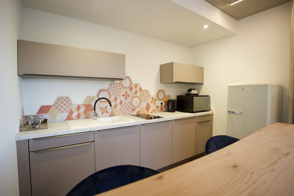 Family Suite | Private kitchen | Shared microwave