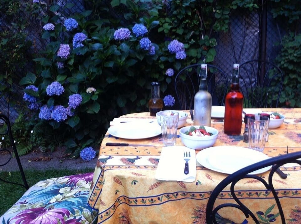 Dine al fresco.