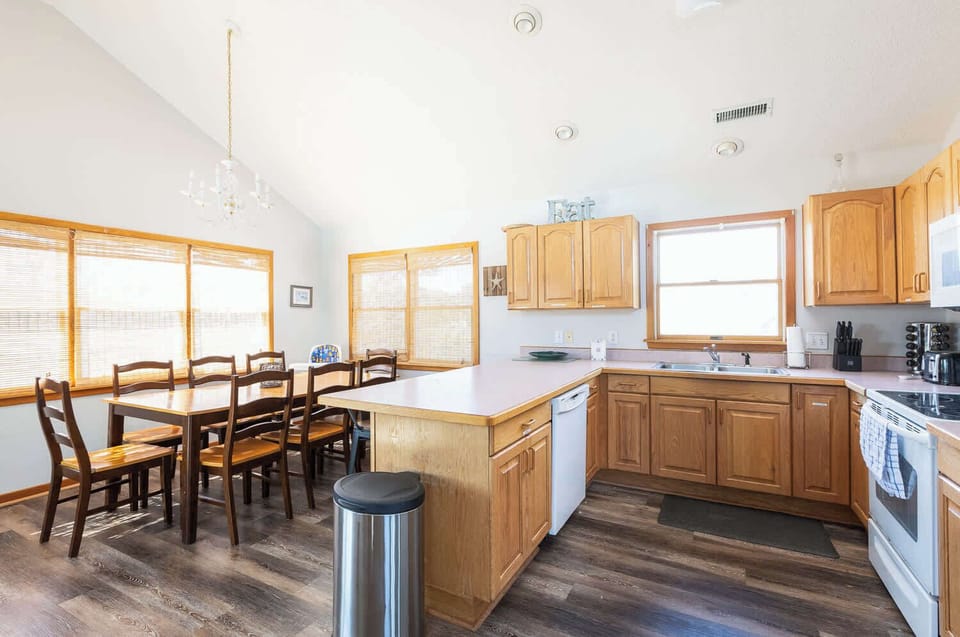 Kitchen & Dining Area