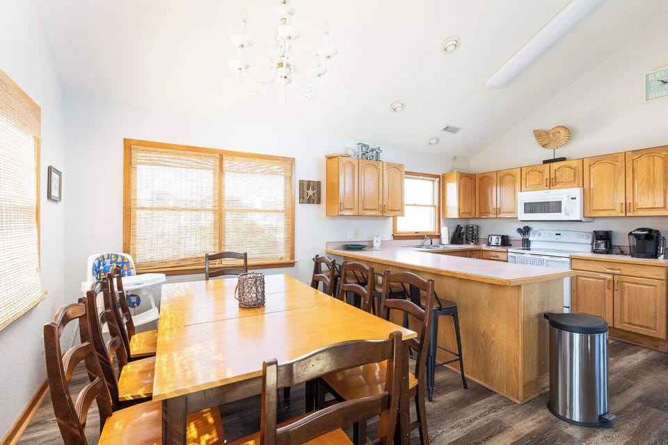 Kitchen & Dining Area