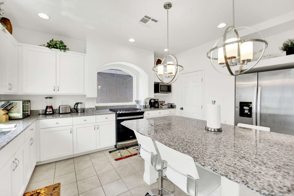 Large open kitchen allows you to effortlessly cook up a feast!