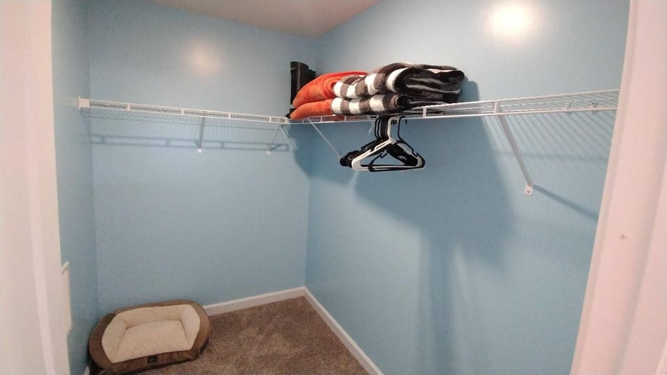 WALK IN CLOSET MASTER BEDROOM