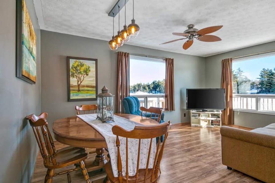 Living Dining area with the most awesome views