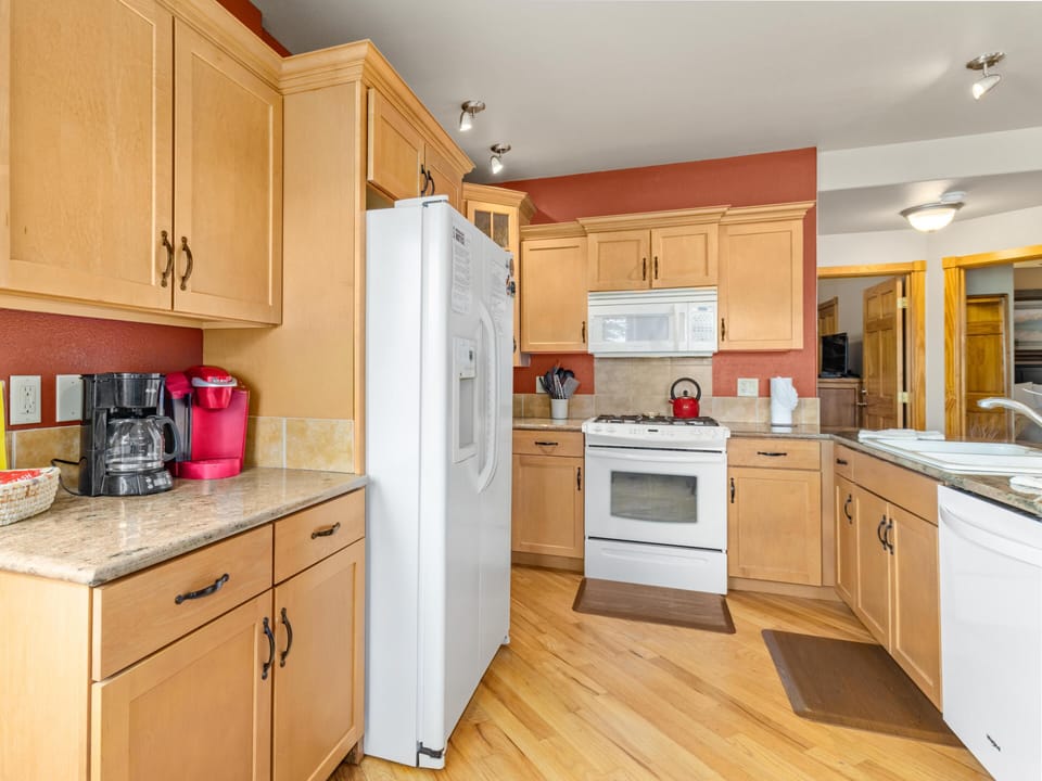 Bright, spacious kitchen