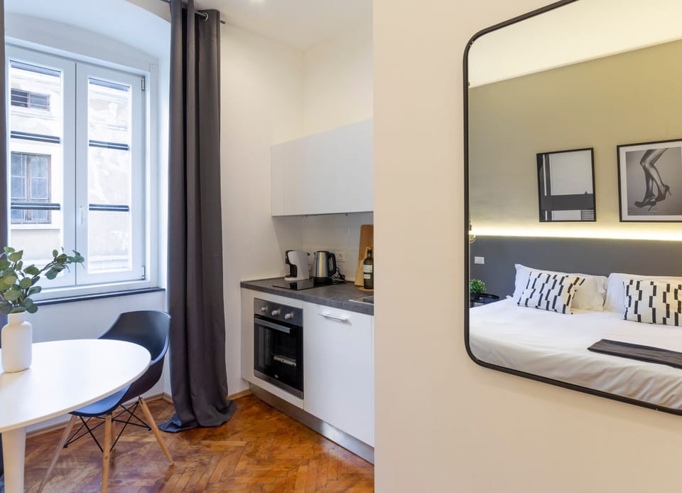 City Room | Private kitchen | Coffee/tea maker, fridge, oven, stovetop