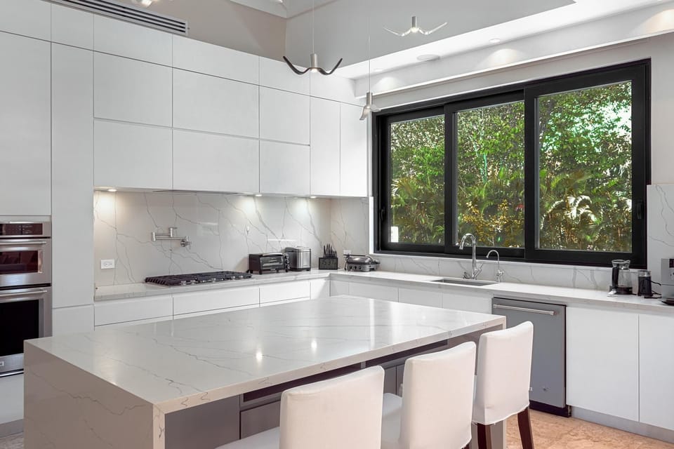 Large modern 7BDR villa with chef, butler and maid, close to beach and golf (5569)