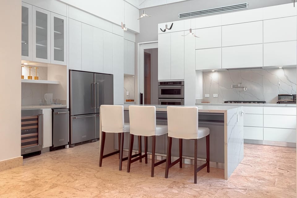 Large modern 7BDR villa with chef, butler and maid, close to beach and golf (5568)