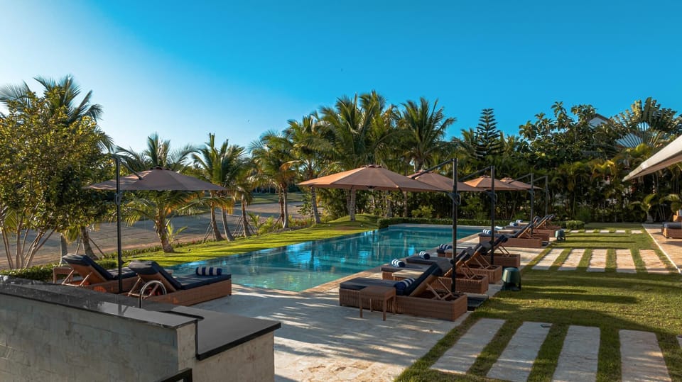 Large modern 7BDR villa with chef, butler and maid, close to beach and golf (5591)
