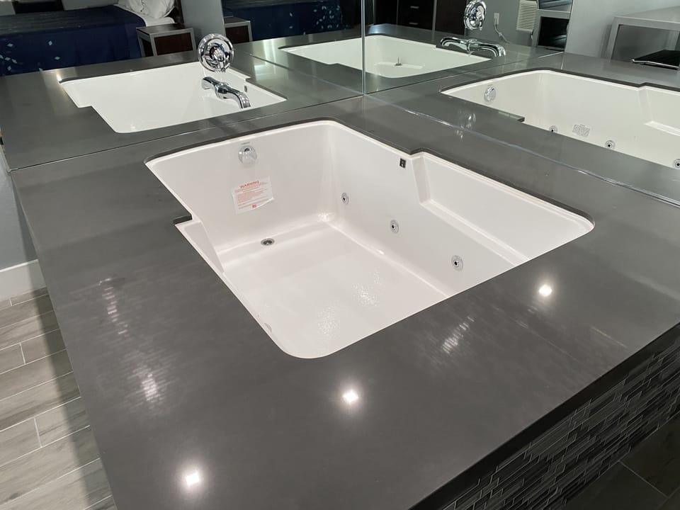 Signature Room, 1 King Bed, Hot Tub | Jetted tub