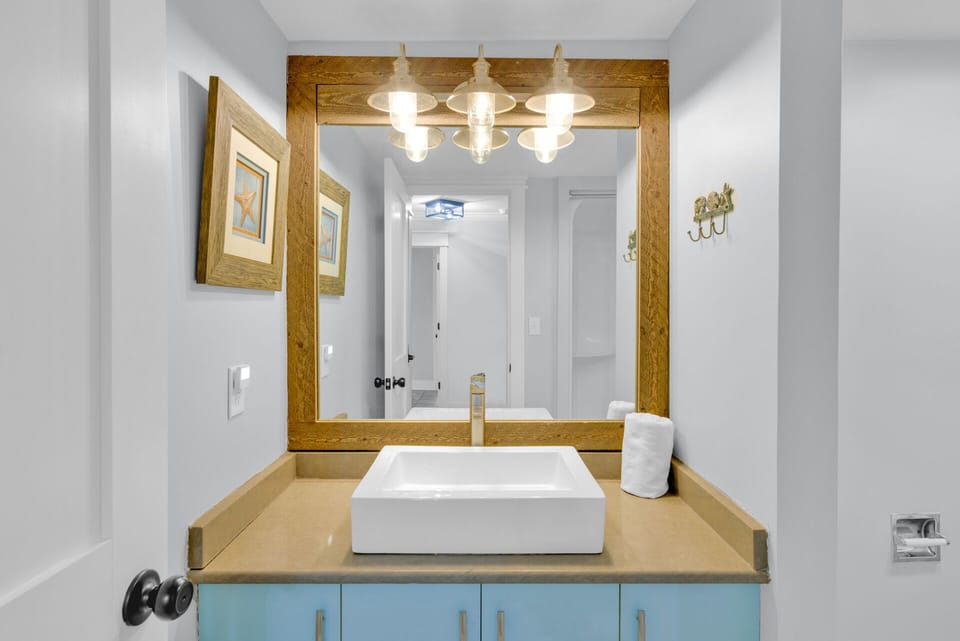 Bathroom 1 - ensuite to bedroom 1. Shower/tub combo