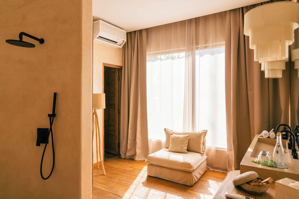 Sunrise Suite | Bathroom | Free toiletries, hair dryer, bathrobes, slippers