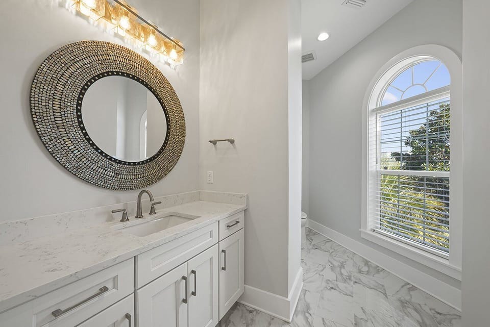 Hook, Wine, & Sinker - Miramar Beach - Bathroom