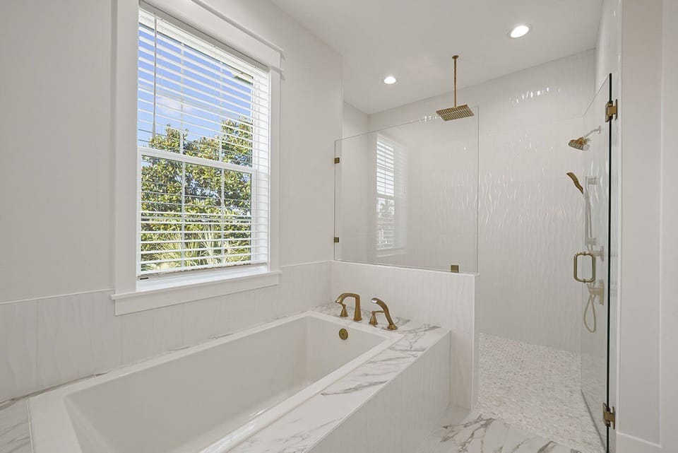Hook, Wine, & Sinker - Miramar Beach - Bathroom