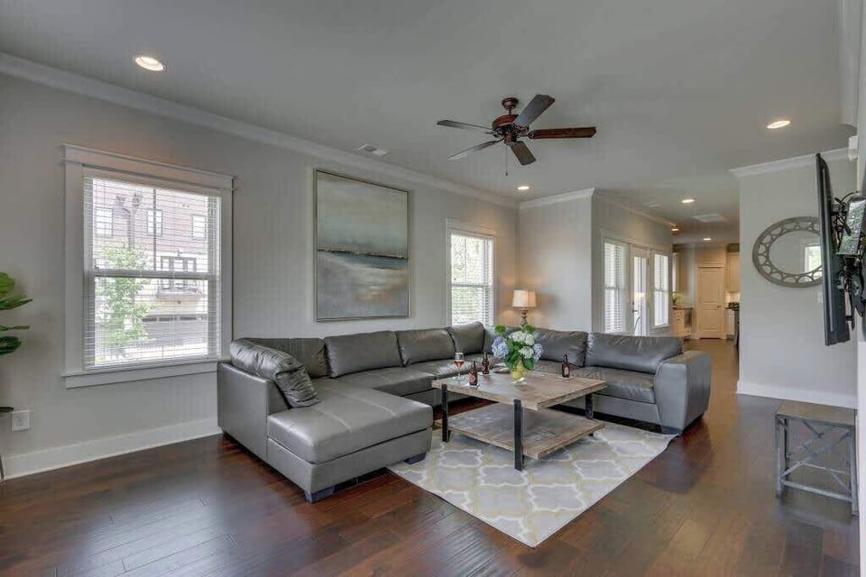 Stay in our triple-home retreat in Edgehill is perfect for groups up to 28, just minutes from Downtown, 12South, Midtown, and Hillsboro Village.