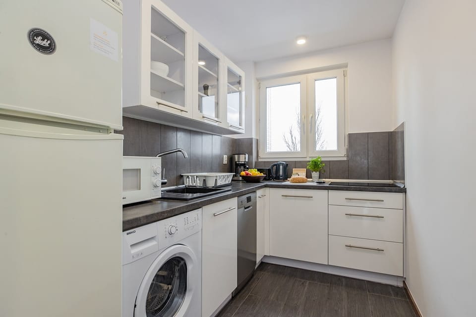 City Apartment | Private kitchen | Fridge, microwave, oven, stovetop
