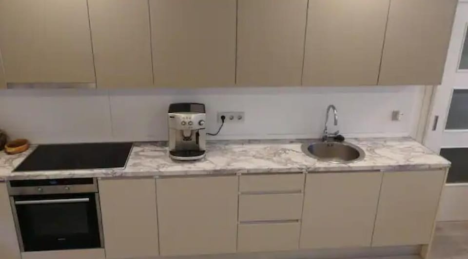 Kitchen, all utensils, pots,  plates, glassess etc available to Guests