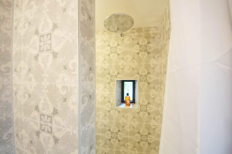 Apartment | Bathroom | Shower, hair dryer, bidet, towels