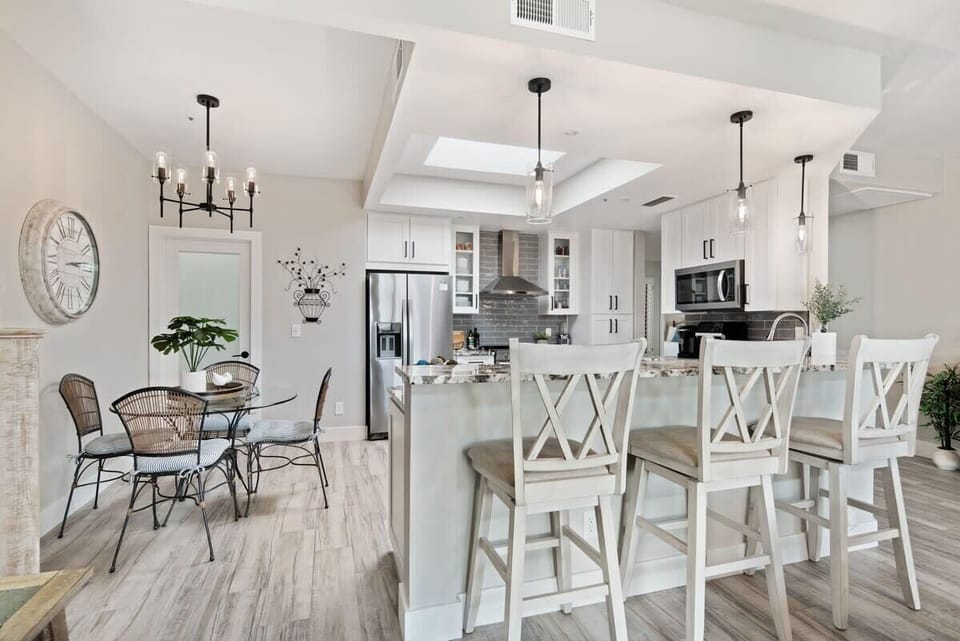 Breakfast bar for additional seating.