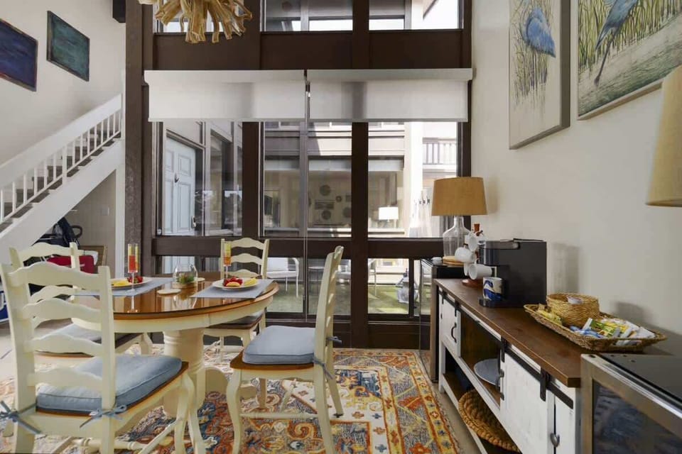Dining area and Coffee bar