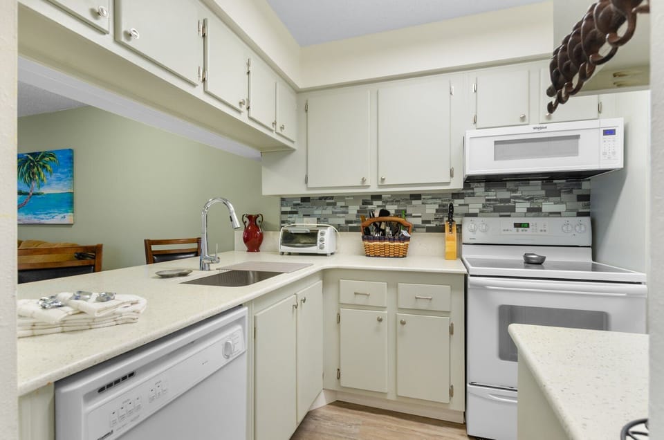 Madeira Beach Yacht Club 250G Kitchen