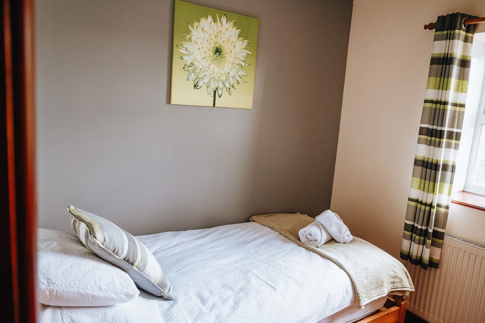 Luxury 5-bed Farmhouse - Sleeps 8 & Hot Tub House in Wales