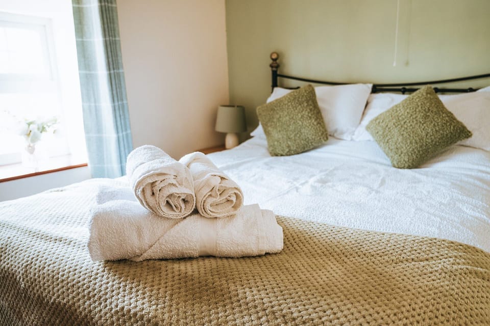 Luxury 5-bed Farmhouse - Sleeps 8 & Hot Tub House in Wales