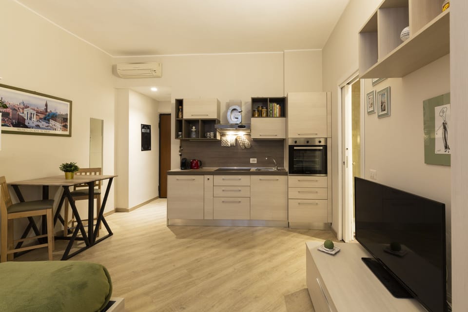 City Studio | Private kitchen | Mini-fridge, oven, stovetop, espresso maker