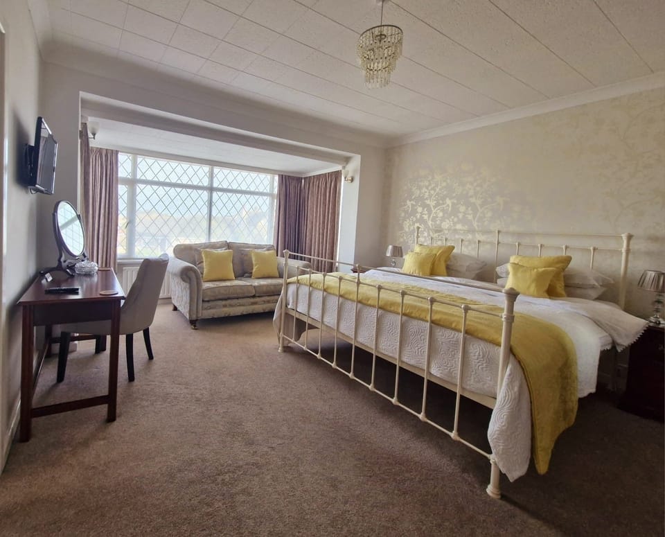 Deluxe Room, 1 Bedroom, Non Smoking, Courtyard View | Iron/ironing board, free WiFi, bed sheets