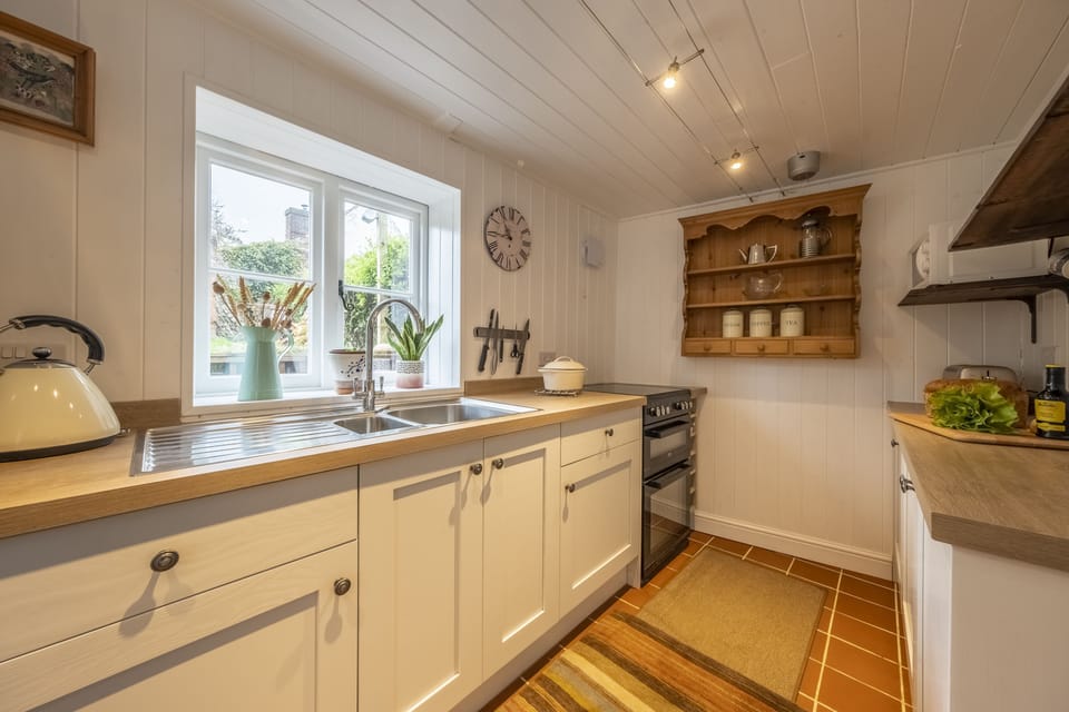 Josephine's Cottage, Great Walsingham: A fully fitted country-style kitchen