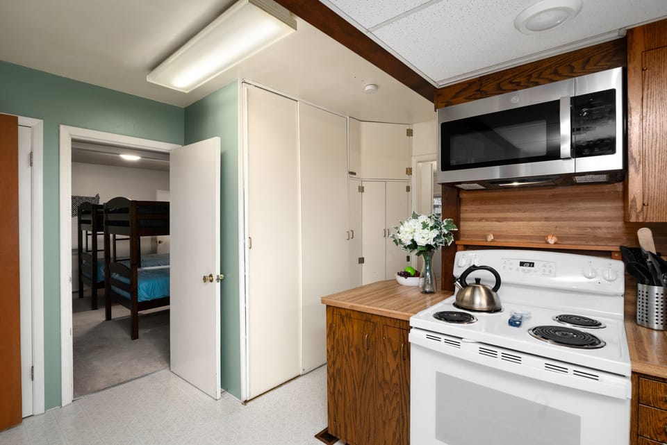 Fully equipped Kitchen with Oceanview, Breakfast bar.