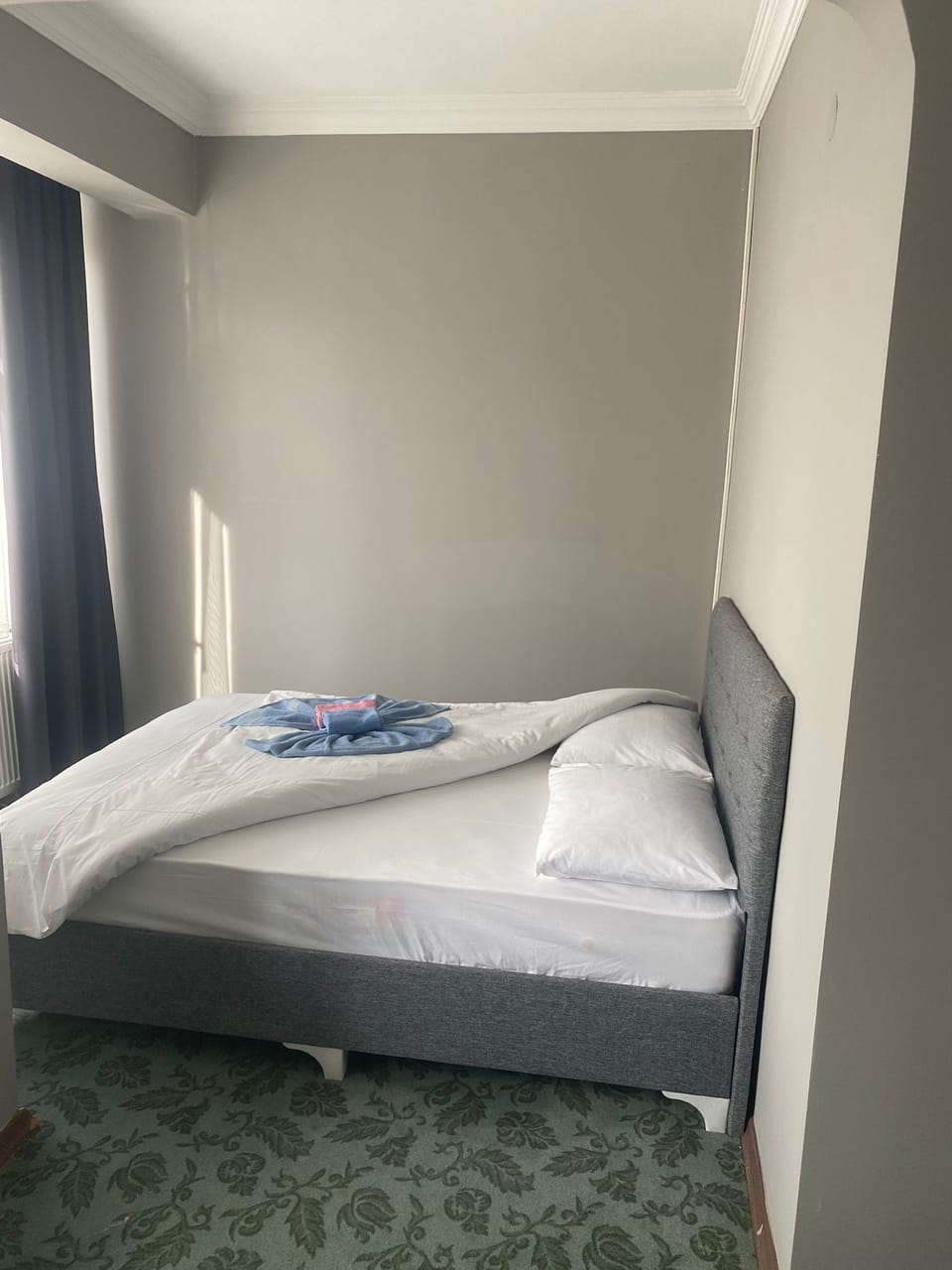Business Room | Premium bedding, desk, soundproofing, bed sheets