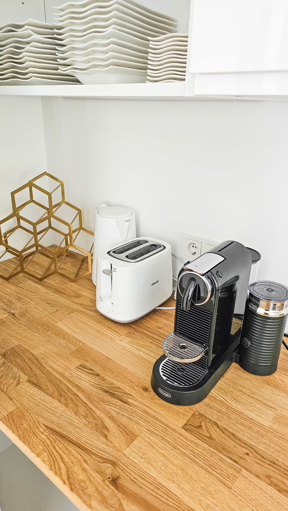 Deluxe Apartment | Private kitchen | Full-size fridge, microwave, oven, stovetop