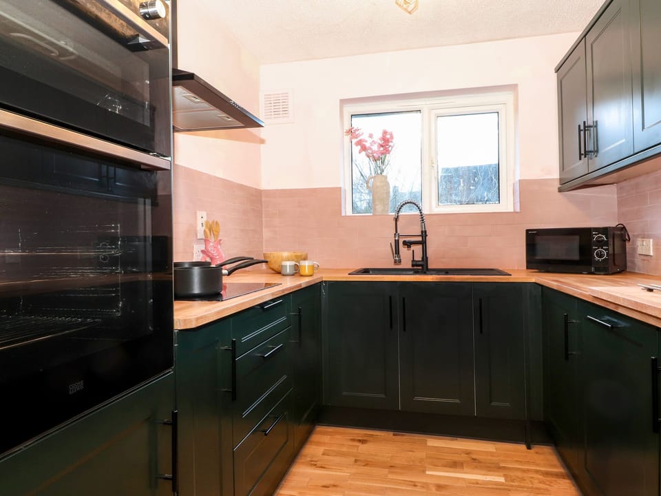 Dishwasher, electric kettle, toaster, cookware/dishes/utensils