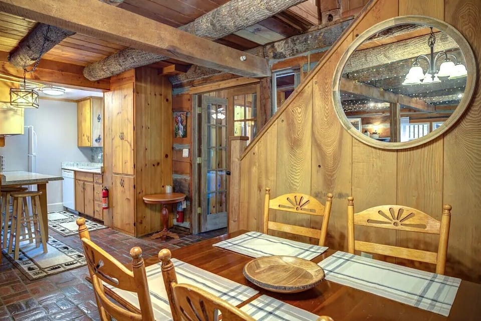 Kitchenette & Dinette Area