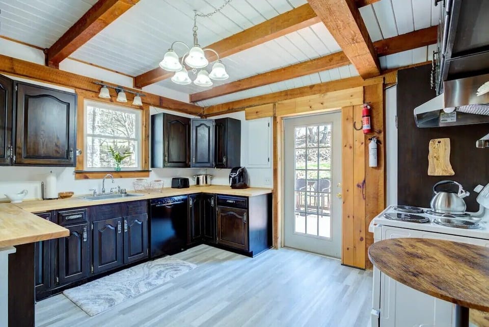 Bright Kitchen Well-Equipped!