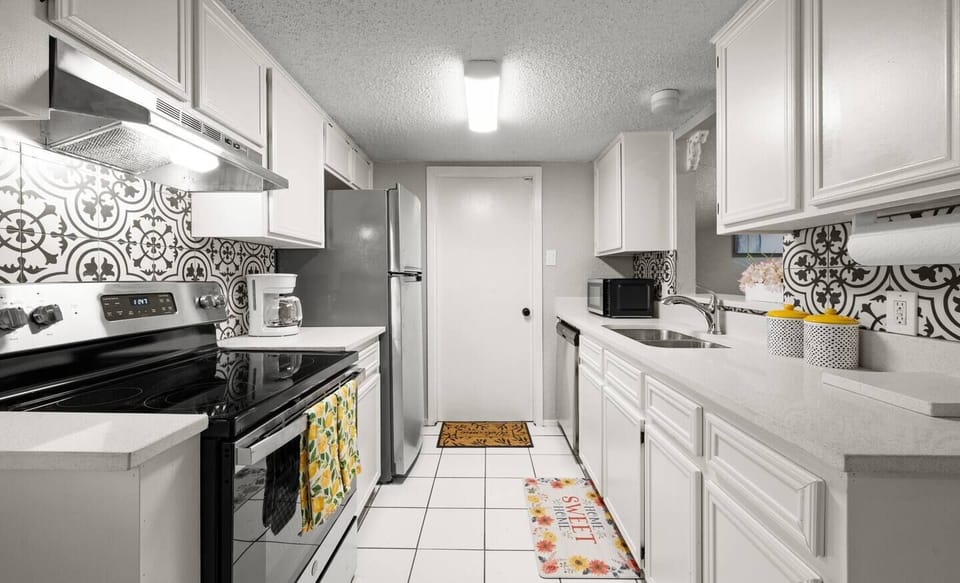 Sleek and Stylish Design: Enjoy preparing meals in a kitchen that combines functionality with contemporary style.