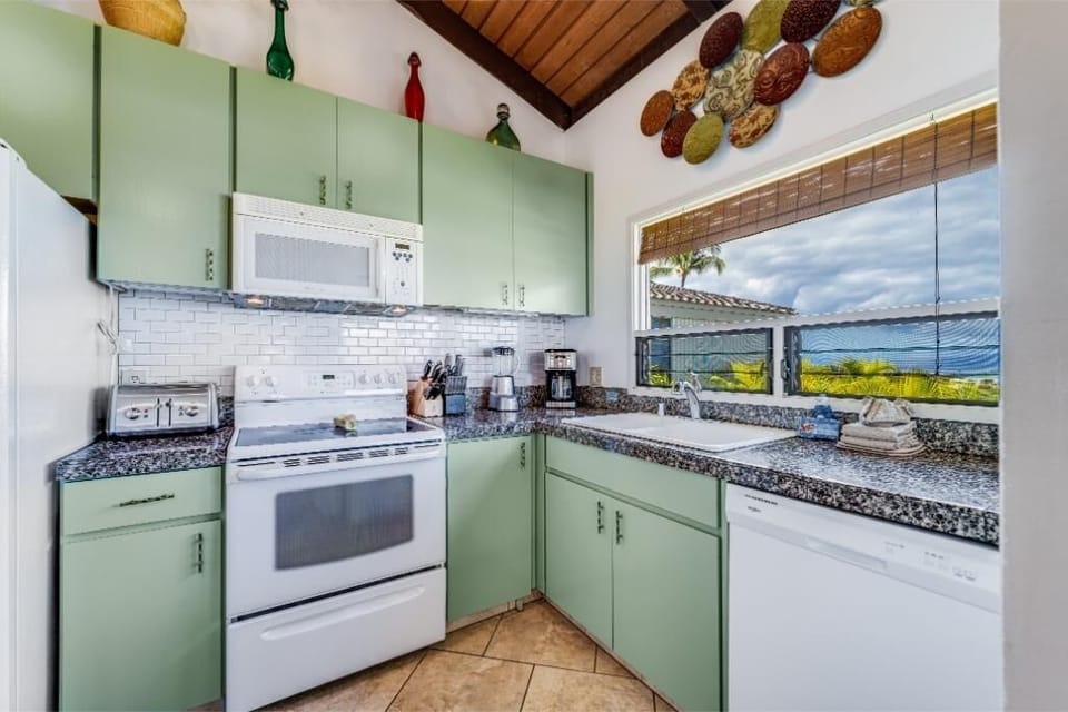 Condo, 1 Bedroom | Private kitchen | Coffee/tea maker, fridge, oven, toaster