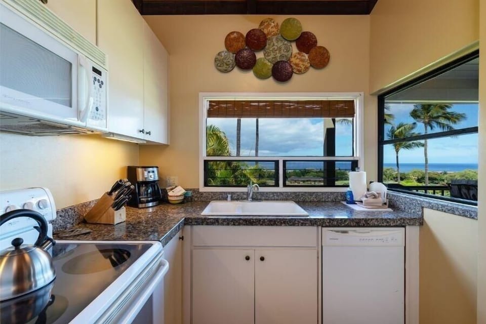 Condo, 1 Bedroom | Private kitchen
