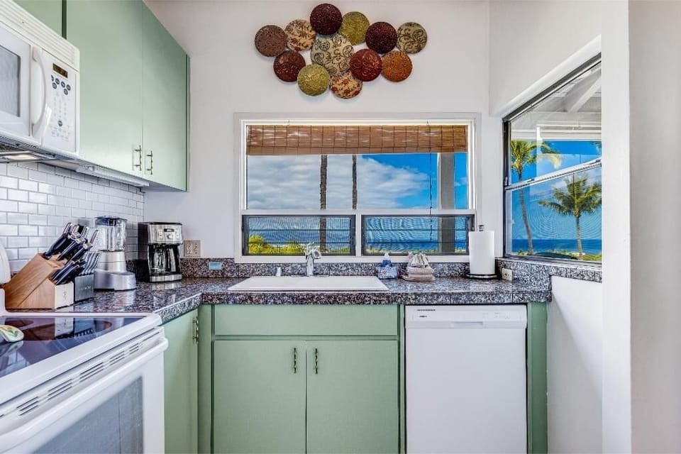 Condo, 1 Bedroom | Private kitchen | Coffee/tea maker, fridge, oven, toaster