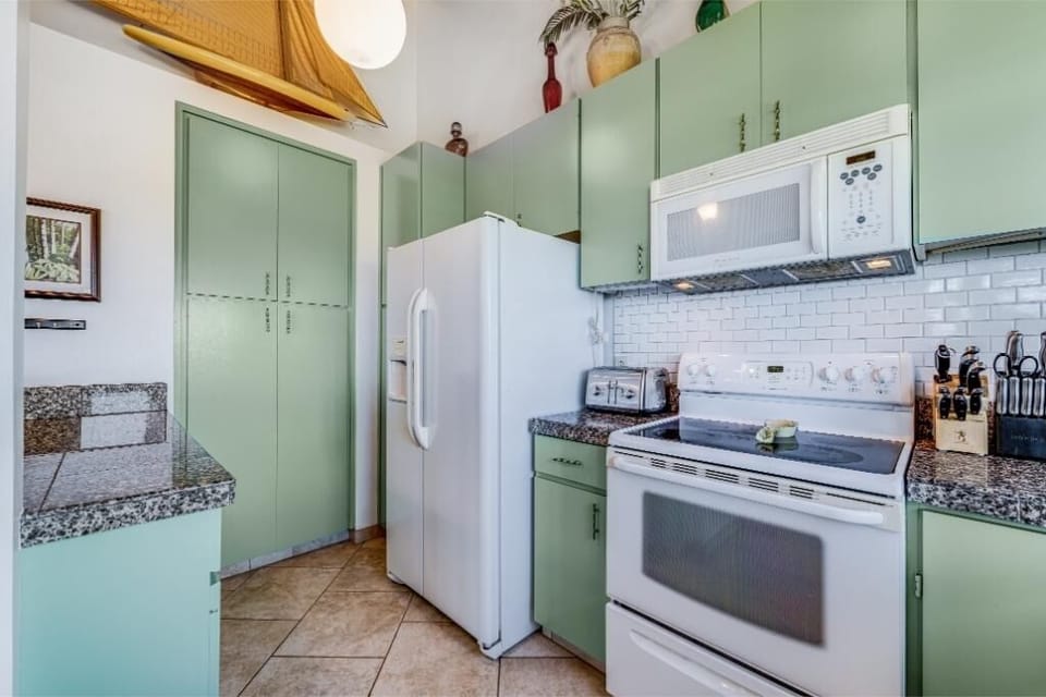 Condo, 1 Bedroom | Private kitchen | Coffee/tea maker, fridge, oven, toaster