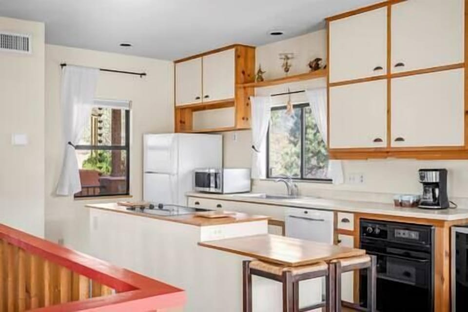 Open flow kitchen with all the amenities you need