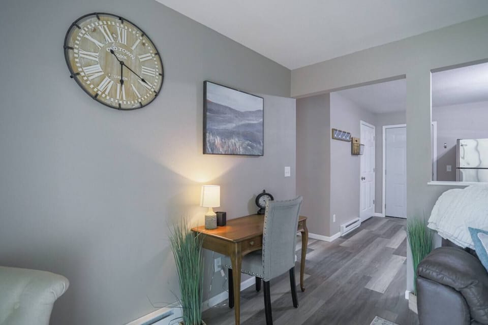 Chic and comfortable – unwind in this stylish living space after a day of exploring.Work deskHome officework space