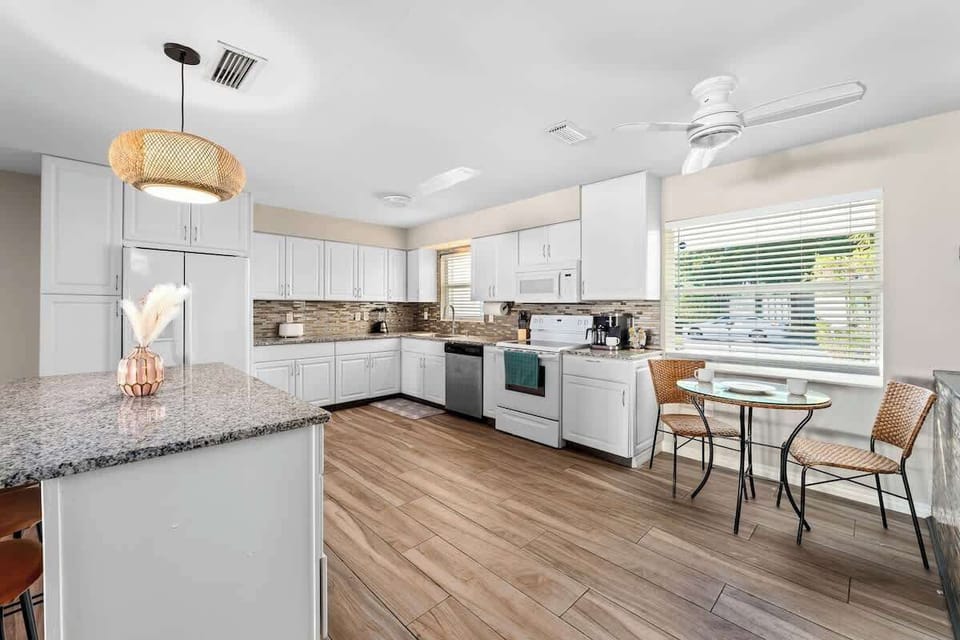 Equipped kitchen with breakfast table