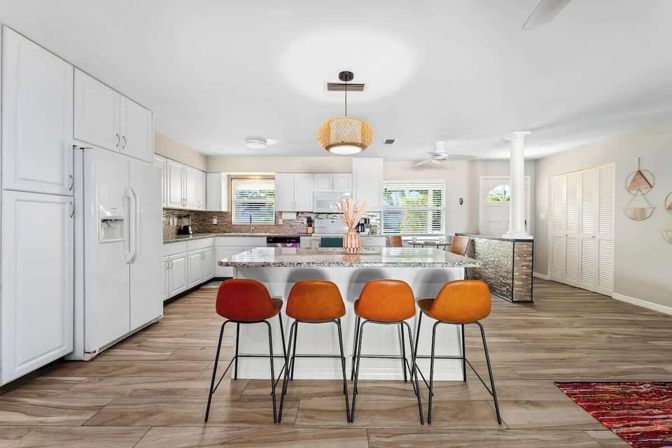 Kitchen with breakfast bar