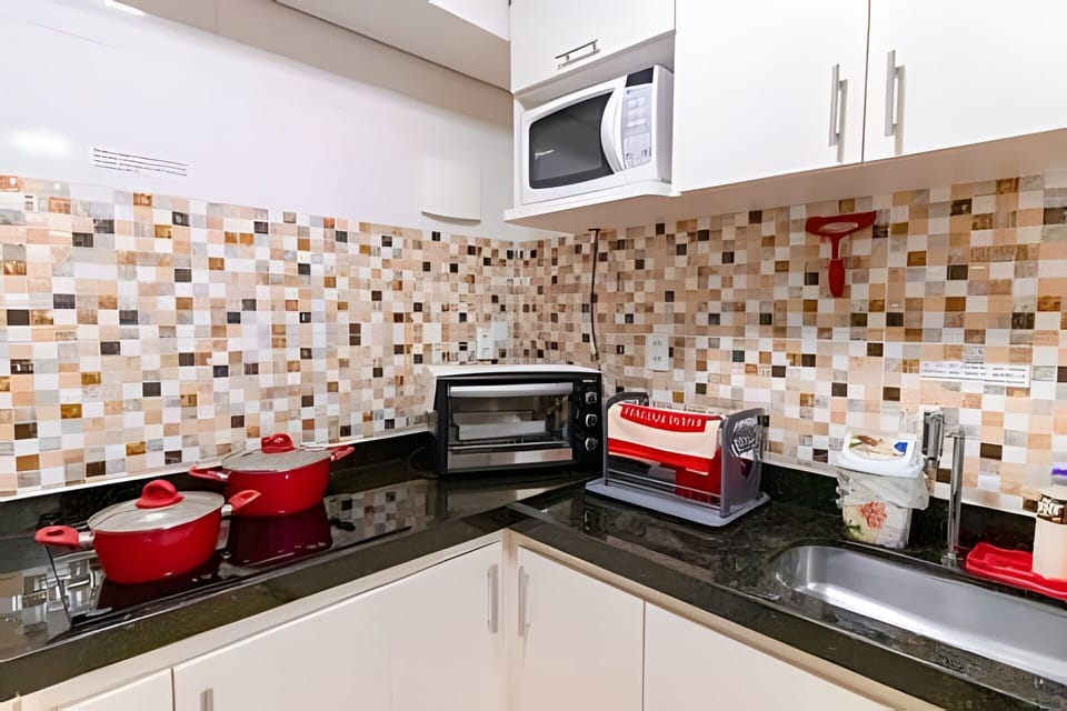 Chalet | Private kitchen | Microwave, cookware/dishes/utensils