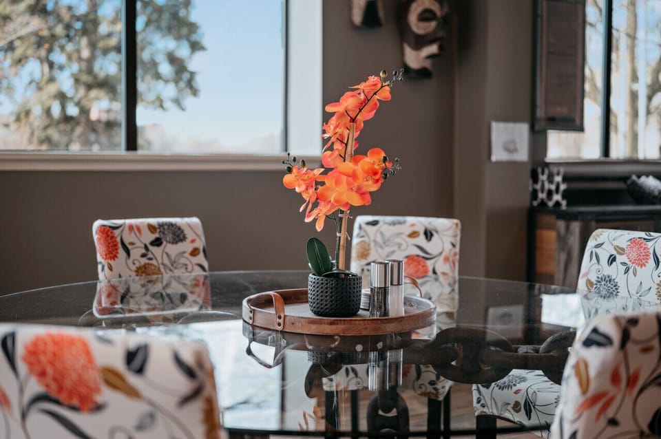 Gather around and make memories in this charming dining space 🥂🍴